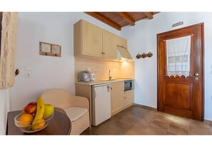 Fridge, oven, stovetop, coffee/tea maker - Studio 'Aktaia' with Shared Garden, Wi-Fi and Air Conditioning (Milos)