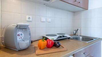 Køleskab, ovn, kogeplade, kaffe-/temaskine