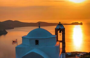 A coastal view with a white building featuring a bell tower and a dome, overlooking a body of water. - Studio 'Galateia' with Private Terrace, Wi-Fi and Air Conditioning (Milos)