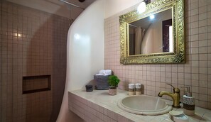 Douche, sèche-cheveux, serviettes fournies