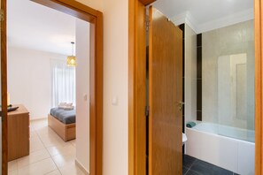 Douche, séchoir à cheveux, serviettes fournies