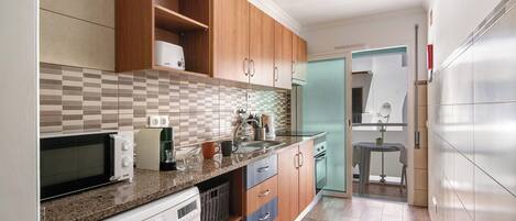 Réfrigérateur, micro-ondes, four, plaque de cuisson