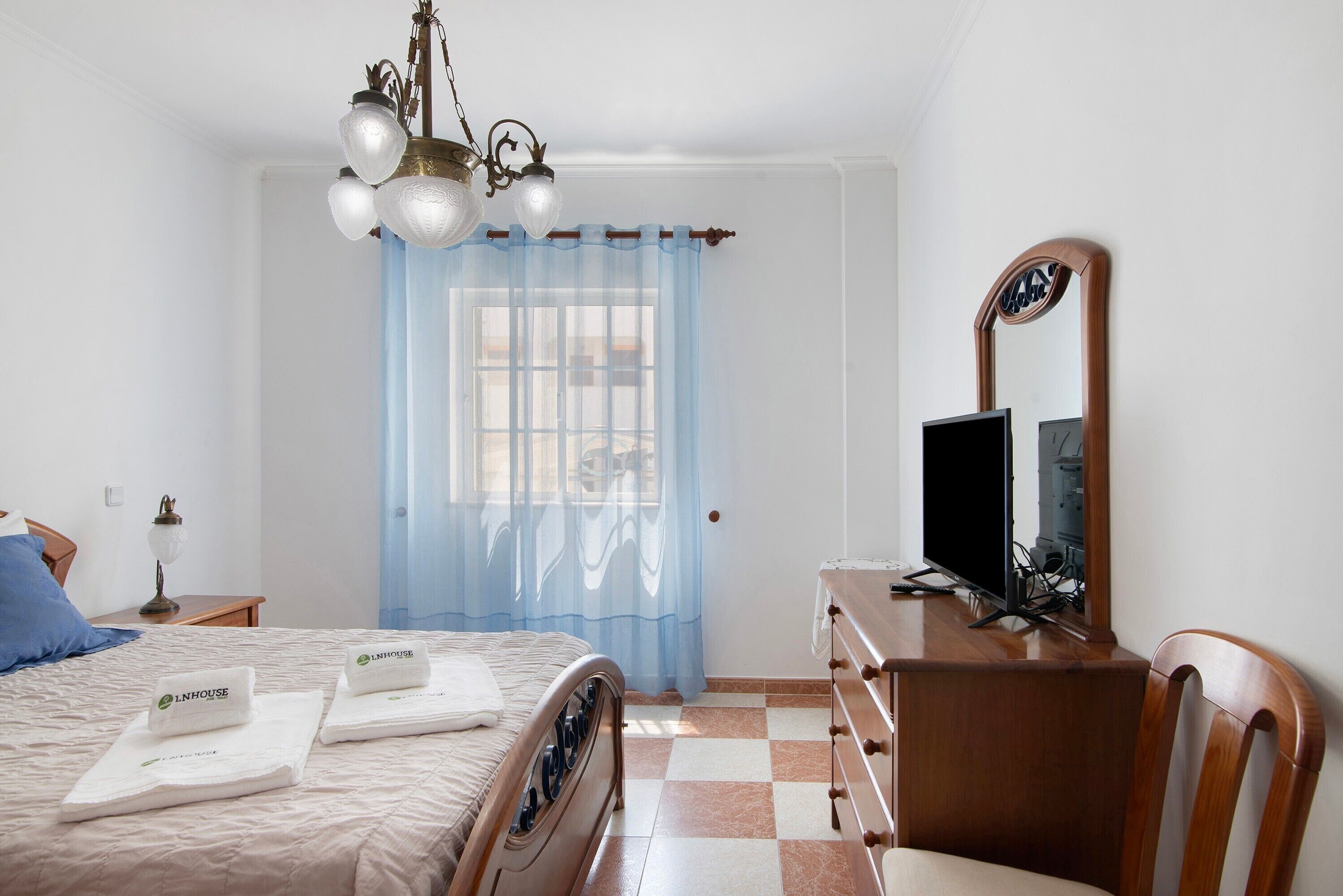 1 habitación, tabla de planchar con plancha, wifi gratis y ropa de cama 