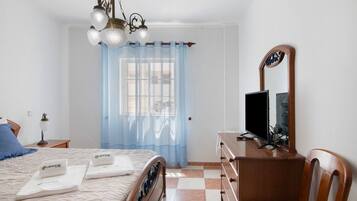 1 habitación, tabla de planchar con plancha, wifi gratis y ropa de cama