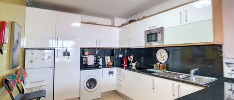 ثلاجة، ميكروويف، فرن، موقد طهي مسطح