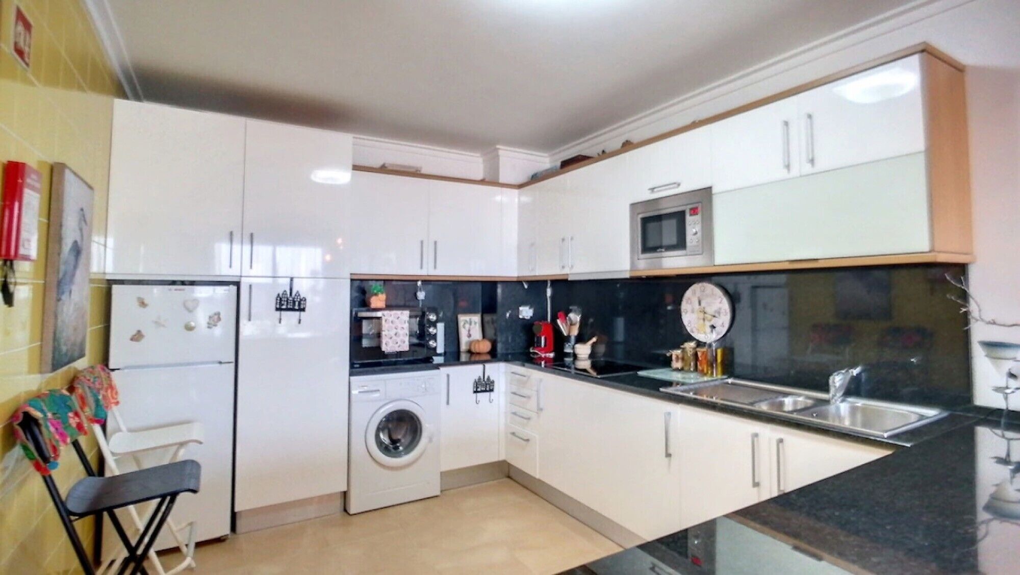 Cafetera y tetera, refrigerador, microondas y horno 
