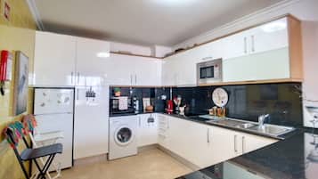 Cafetera y tetera, refrigerador, microondas y horno