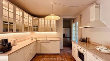 Een koelkast, een oven, een kookplaat, een vaatwasser