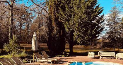 Chic country house with swimming pool in the Rambouillet forest Chevreuse Valley