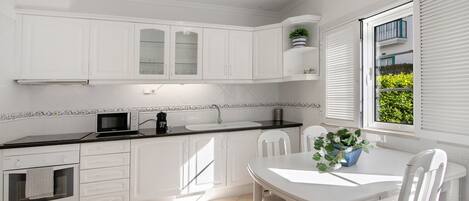 Réfrigérateur, four à micro-ondes, un four, surface de cuisson