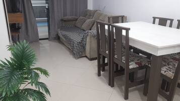 Basic Apartment | Dining