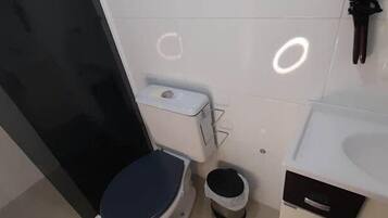 Apartamento básico | Banheiro | Chuveiro, bidê, papel higiênico
