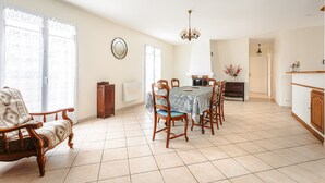 A dining area with a table, chairs, and a chandelier. - Holiday Home 'Lumineuse Près La Rémigeasse' with Private Terrace, Private Garden and Wi-Fi (Dolus-d'Oléron)