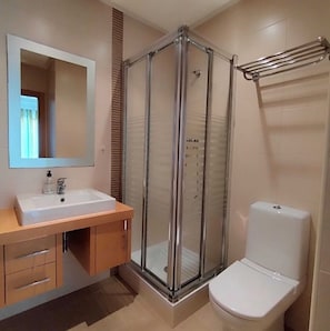 Dusche, Haartrockner, Handtücher