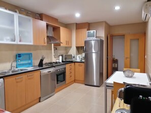 Kjøleskap, mikrobølgeovn, ovn og kokeplater