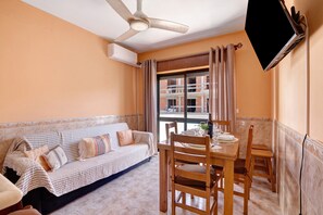 Dining - Apartment 'Pescadores' with Balcony, Wi-Fi and Air Conditioning (Monte Gordo)