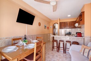 Interior - Apartment 'Pescadores' with Balcony, Wi-Fi and Air Conditioning (Monte Gordo)