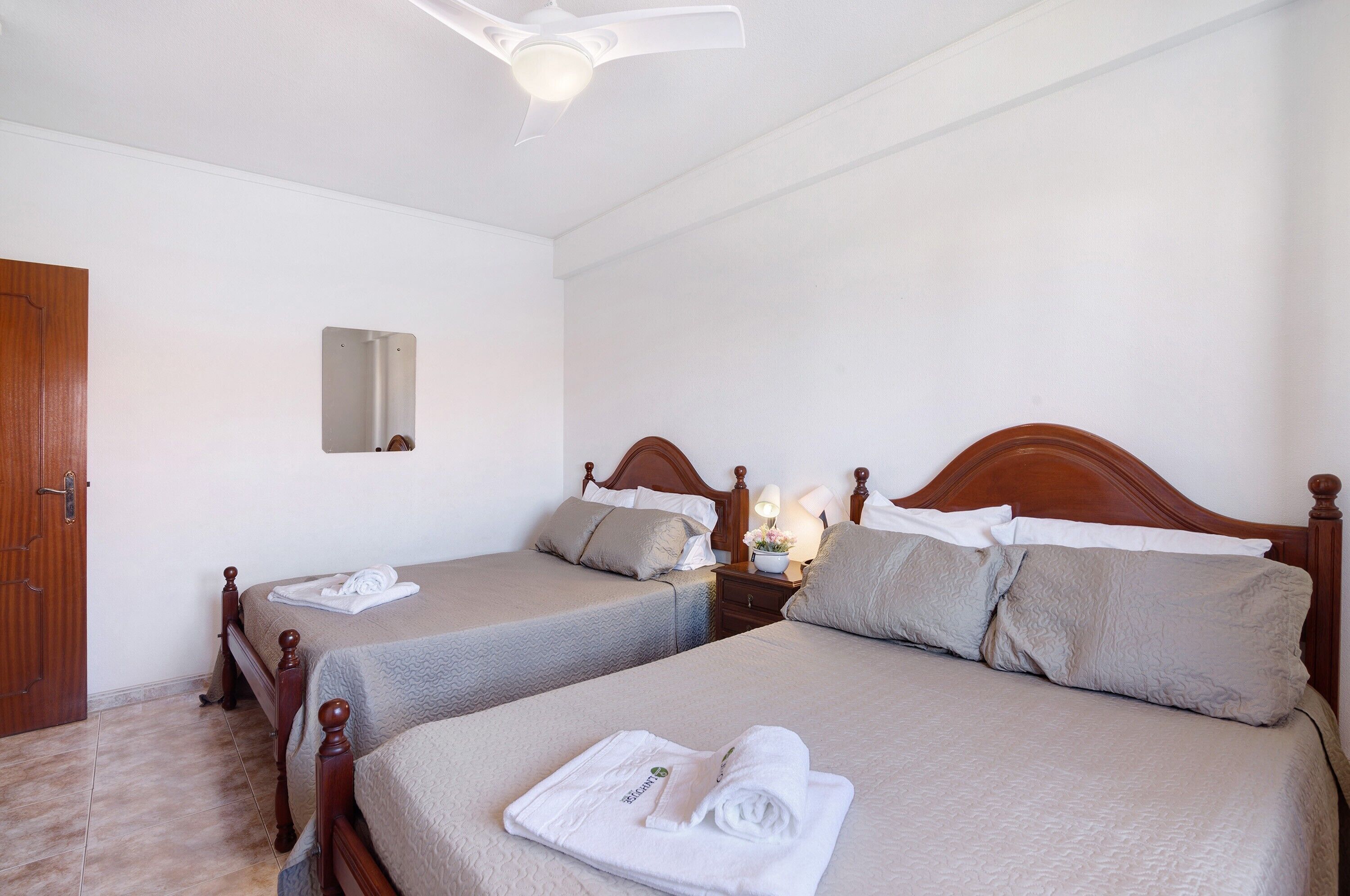 2 slaapkamers, een strijkplank/strijkijzer, gratis wifi, beddengoed