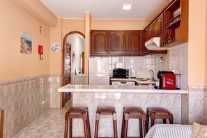 Fridge, microwave, oven, stovetop - Apartment 'Pescadores' with Balcony, Wi-Fi and Air Conditioning (Monte Gordo)