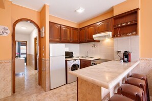 Fridge, microwave, oven, stovetop - Apartment 'Pescadores' with Balcony, Wi-Fi and Air Conditioning (Monte Gordo)