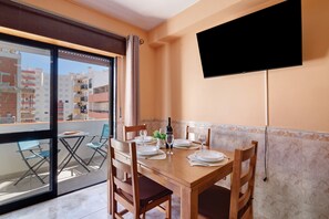 Dining - Apartment 'Pescadores' with Balcony, Wi-Fi and Air Conditioning (Monte Gordo)