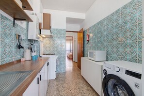 Fridge, microwave, oven, stovetop - Apartment 'Gaspar' with Balcony and Wi-Fi (Vila Real de Santo António)