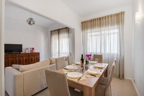 Dining - Apartment 'Gaspar' with Balcony and Wi-Fi (Vila Real de Santo António)