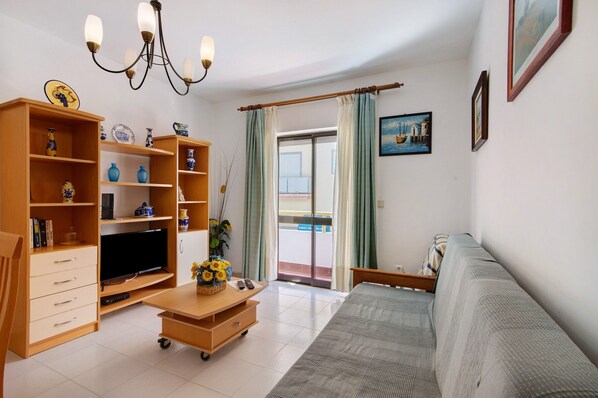TV - Apartment 'Flor De Liz - Monte Gordo' with Balcony and Wi-Fi (Monte Gordo)