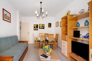 TV - Apartment 'Flor De Liz - Monte Gordo' with Balcony and Wi-Fi (Monte Gordo)