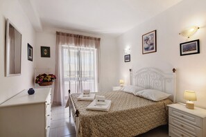 2 bedrooms, iron/ironing board, free WiFi, bed sheets - Apartment 'Flor De Liz - Monte Gordo' with Balcony and Wi-Fi (Monte Gordo)