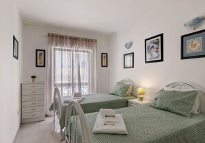 2 chambres, fer et planche à repasser, accès au Wi-Fi (inclus)
