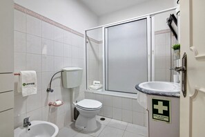 Shower, towels - Apartment 'Flor De Liz - Monte Gordo' with Balcony and Wi-Fi (Monte Gordo)