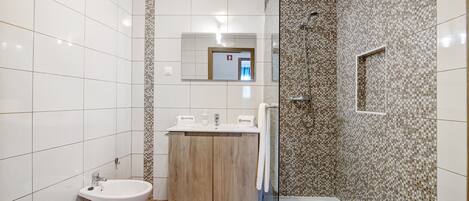 Douche, serviettes fournies