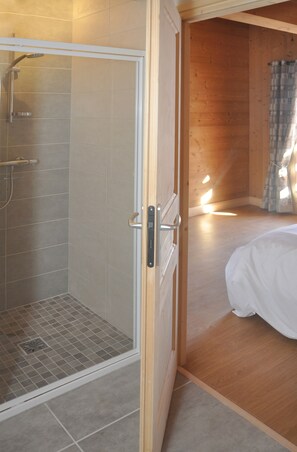 Een douche, handdoeken