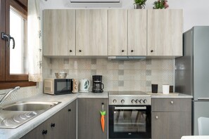 Fridge, stovetop, coffee/tea maker, electric kettle