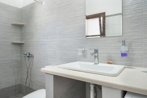 Een douche, handdoeken