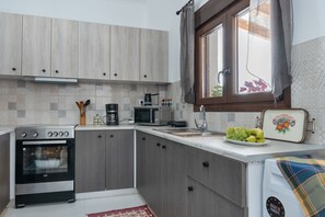 Fridge, stovetop, coffee/tea maker, electric kettle