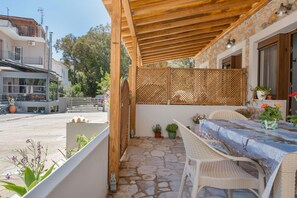 Outdoor dining - Apartment 'Iliana 2' with Mountain View, Wi-Fi and Air Conditioning (Kalymnos)