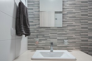 Een douche, handdoeken