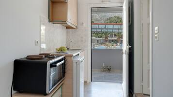 Kühlschrank, Wasserkocher mit Kaffee-/Teezubehör, Wasserkocher