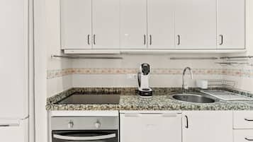 Frigorífico, microondas, horno y placa de cocina