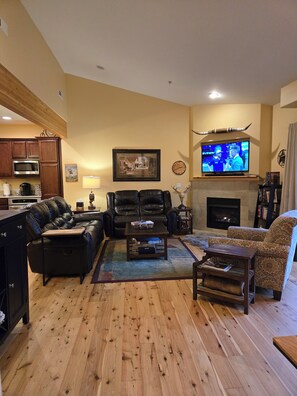 Smart-TV, peis, DVD-spiller og bøker