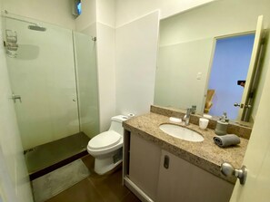 Family Apartment, Balcony, Pool View | Bilik Mandi | Tuala disediakan, tisu tandas 