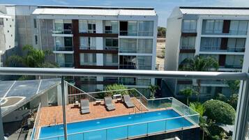 Una piscina al aire libre