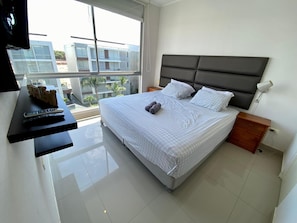 Căn hộ dành cho gia đình, ban công, quang cảnh hồ bơi | 3 phòng ngủ, màn/rèm cản sáng, bàn ủi/dụng cụ ủi quần áo 