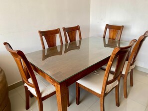 Family Apartment, Balcony, Pool View | Ruang makan