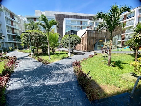 Exterior. Apartment with Pool, Gym & A/C (507)