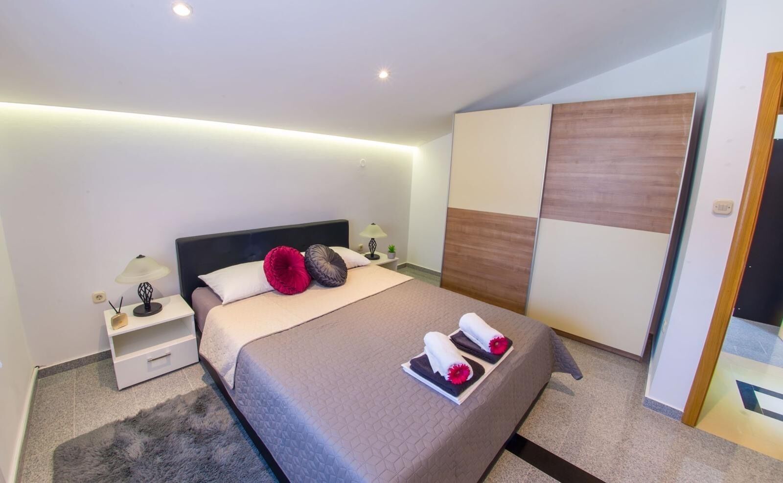 4 slaapkamers, een strijkplank/strijkijzer, wifi