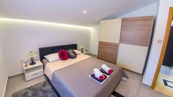 4 slaapkamers, een strijkplank/strijkijzer, wifi