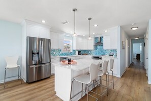 Een koelkast, een microgolfoven, een oven, een kookplaat